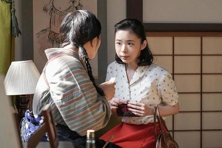 　小夜（写真左、富田望生）に梅吉の世話を頼むスズ子（趣里）©ＮＨＫ