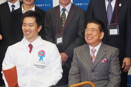 「大阪製ブランド」のアンバサダー就任式に登壇した左から吉村知事、西川きよし（11月28日・大阪市内）