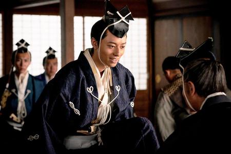 　『どうする家康』第４５回より、二条城に訪れるなり家康（松本潤）に声をかける秀頼（作間龍斗）©ＮＨＫ