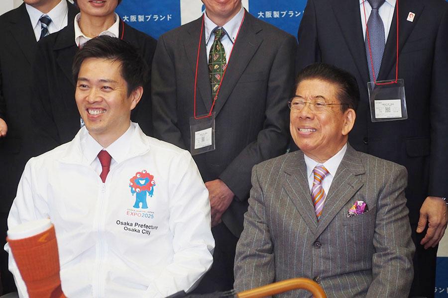 「大阪製ブランド」のアンバサダー就任式に登壇した左から吉村知事、西川きよし（11月28日・大阪市内）