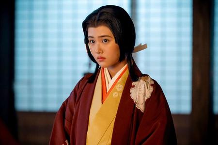 　『どうする家康』第４６回より、秀頼と大野治長の会話を不安げに聞く千（原菜乃華）©ＮＨＫ