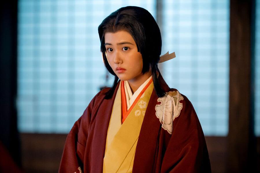 　『どうする家康』第４６回より、秀頼と大野治長の会話を不安げに聞く千（原菜乃華）©ＮＨＫ
