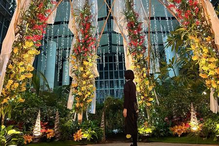 　雪をまとった城型のツリーでガーデンキャッスルを演出