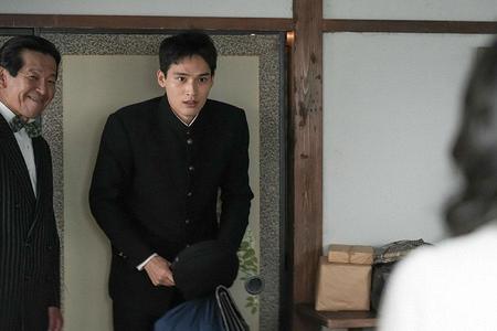 　村の有力者に連れられ、緊張した表情でスズ子を見る学生の村山愛助（水上恒司）©ＮＨＫ