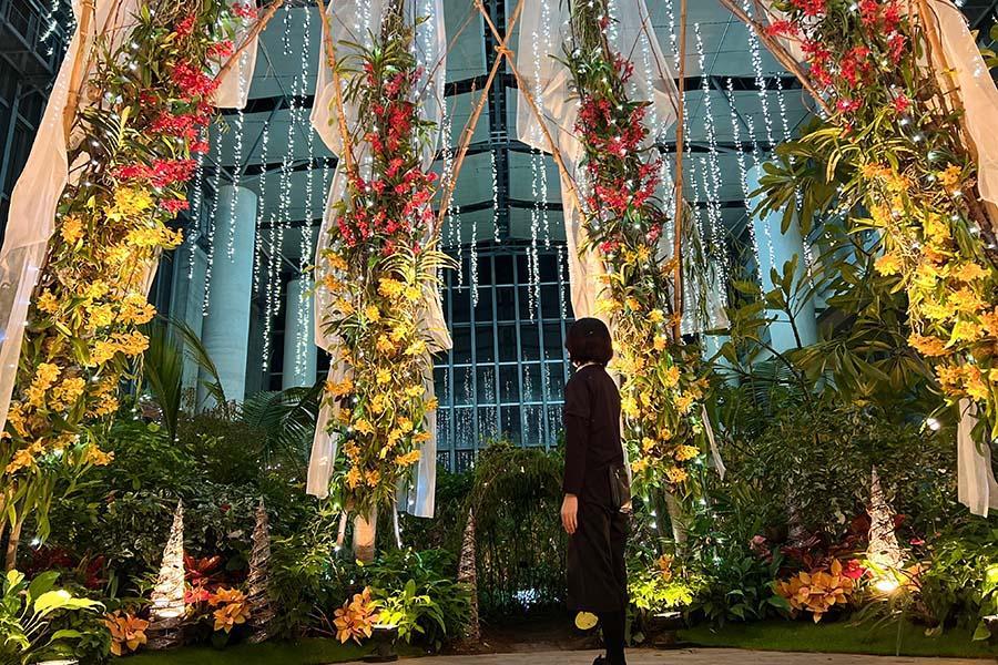 　雪をまとった城型のツリーでガーデンキャッスルを演出