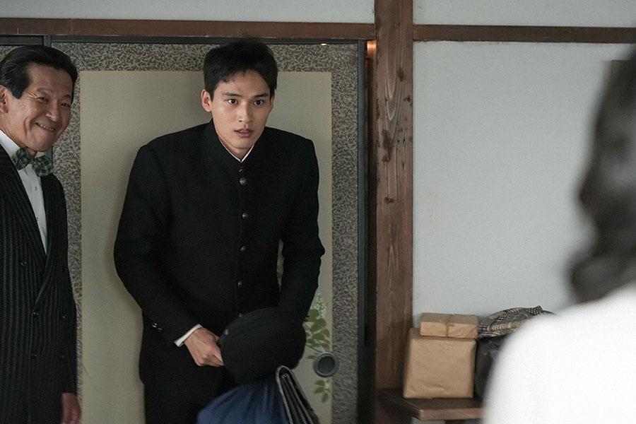 　村の有力者に連れられ、緊張した表情でスズ子を見る学生の村山愛助（水上恒司）©ＮＨＫ