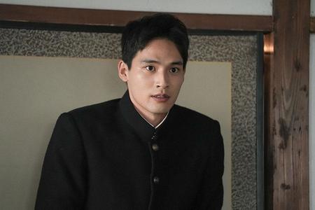 　緊張した表情でスズ子を見る村山愛助（水上恒司）©ＮＨＫ