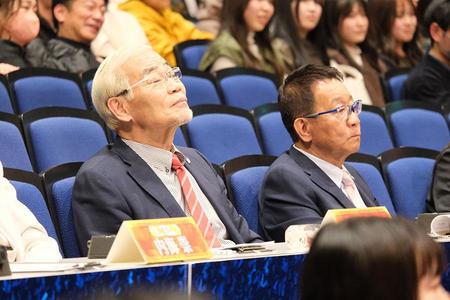 　審査員席のオール阪神・巨人