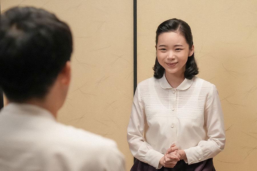 　愛助の話を聞いて微笑むスズ子（趣里）©ＮＨＫ