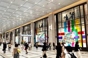 　「阪急うめだ本店」の顔とも言える１階コンコースウィンドー、『ファミリア』とコラボしたアートで装飾されている