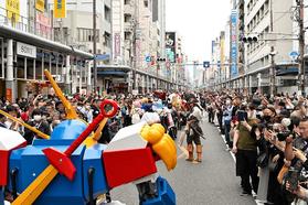 『日本橋ストリートフェスタ2024』パレードの様子（5月12日・大阪市浪速区）写真／バンリ