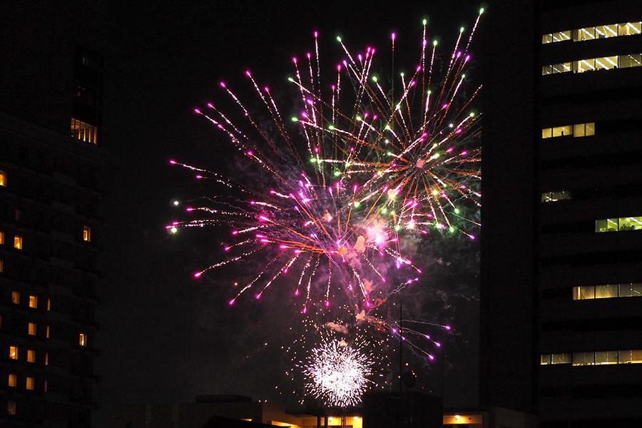 　『天神祭奉納花火』の様子（７月２５日・東天満エリアより撮影）