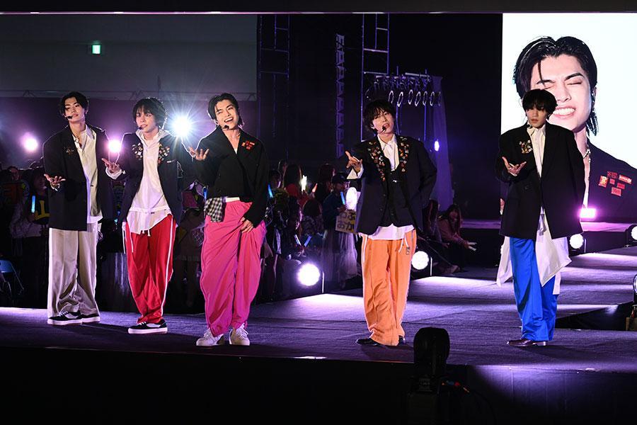 　『マイナビ ＴＧＣ ｉｎ 大阪・関西万博 ２０２５』のライブステージに登場したＷＩＬＤ ＢＬＵＥ（４月５日・万博会場）