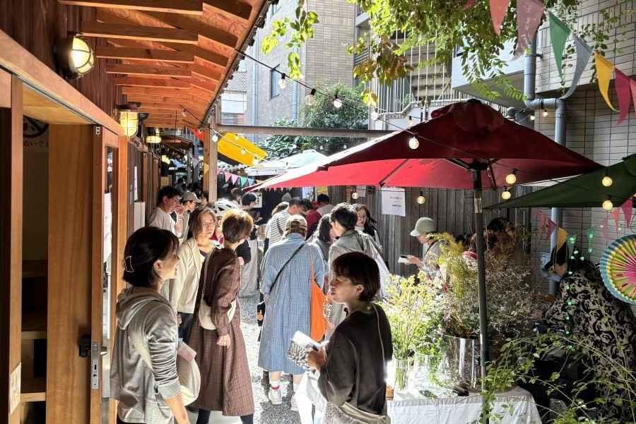 　狭い路地裏に、所狭しとたくさんの出店が並ぶ「露地庭市」