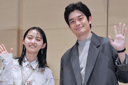 　舞台『リプリー、あいにくの宇宙ね』に出演する左から伊藤万理華、井之脇海（２０２５年３月・大阪市内）