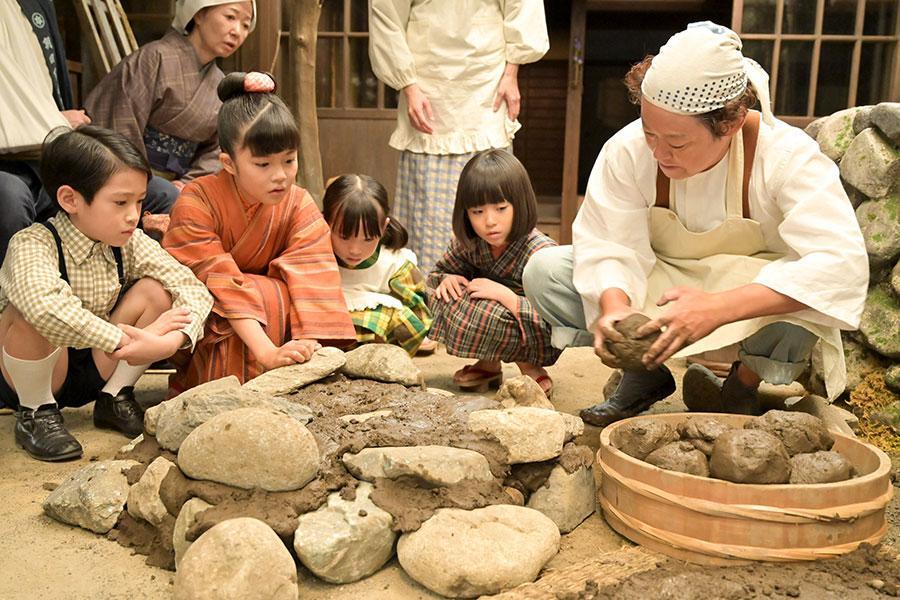 　『あんぱん』第８回より。石材で即席のパン釜を作り始めるパン職人・草吉（写真右、阿部サダヲ）（Ｃ）ＮＨＫ