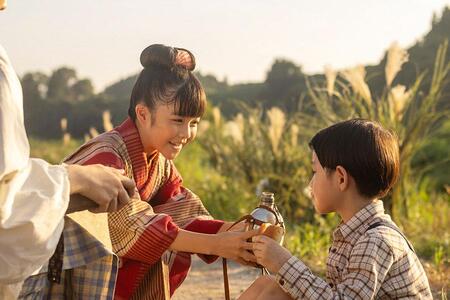 　『あんぱん』第１０回より。嵩（木村優来）に水筒を差し出すのぶ（永瀬ゆずな）（Ｃ）ＮＨＫ