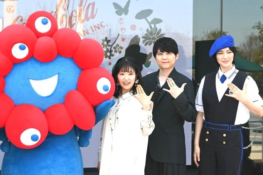 　ミャクミャクとの記念撮影する東山奈央、梶裕貴、七海ひろき（撮影４月９日：大阪・関西万博）