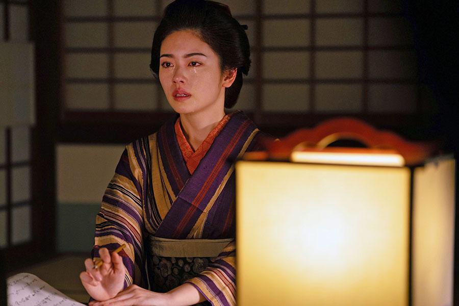 　『べらぼう～蔦重栄華乃夢噺～』第１４回より。重三郎に別れの手紙を書く瀬以（小芝風花）（Ｃ）ＮＨＫ