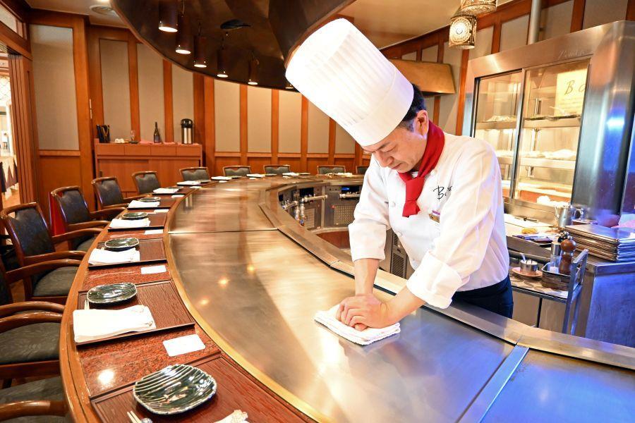 　千里阪急ホテル「ボナージュ」鉄板焼コーナー、鉄板のメンテナンスも余念がない