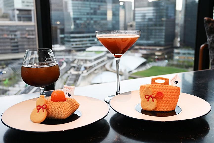 　左から、「！ＪａＪａ！Ｂａｒ」で食べられるザブトンモンブラン、カクテルまたはノンアルコールカクテル（３７００円）、チーズケーキパリ、カクテルまたはノンアルコールカクテル（３３００円）