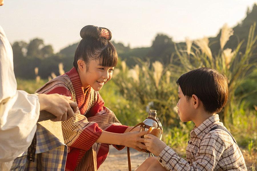 　『あんぱん』第１０回より。嵩（木村優来）に水筒を差し出すのぶ（永瀬ゆずな）（Ｃ）ＮＨＫ