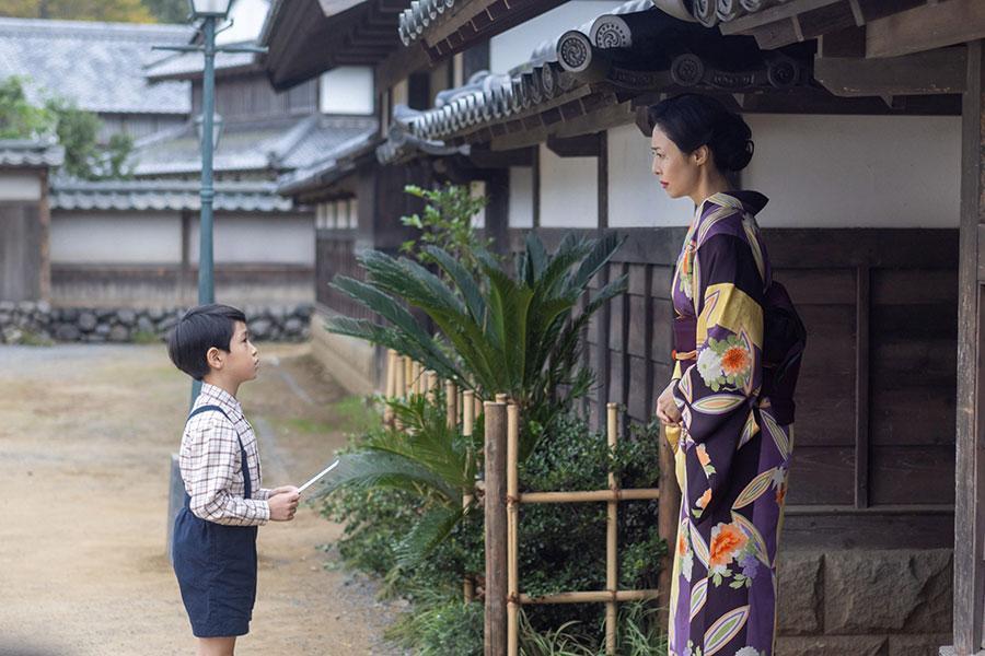 　『あんぱん』第９回より。母・登美子（松嶋菜々子）を訪ねた嵩（木村優来）©ＮＨＫ