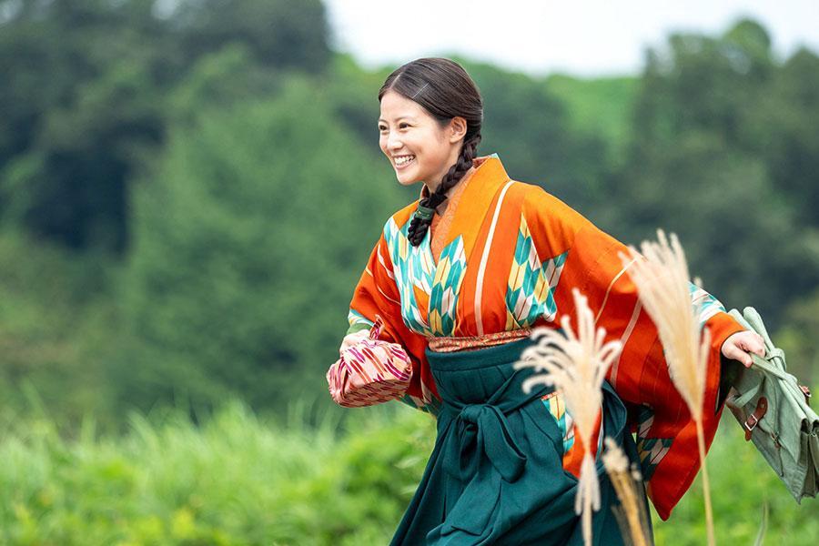 　『あんぱん』第１０回より。高等女学校に駆けて行くのぶ（今田美桜）　ⒸＮＨＫ