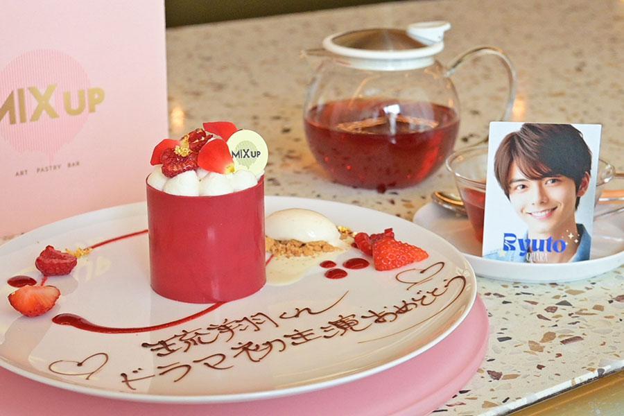 「推し」のグッズと合わせて撮影するのが、20代女性客の間で流行（写真は架空のアイドル）