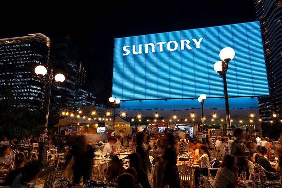 　飲料メーカー「サントリー」の本社ビル屋上でおこなわれるビアガーデンイメージ