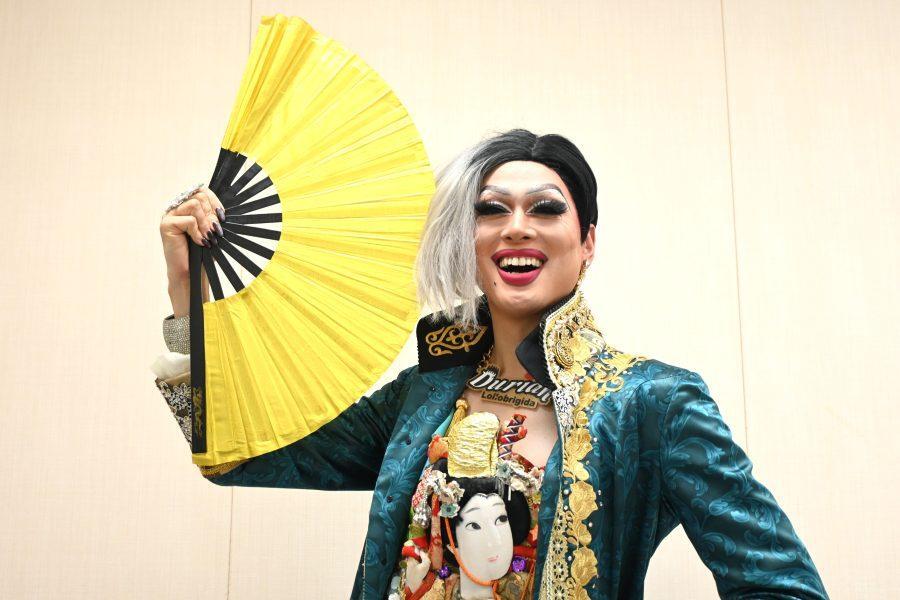 　取材会でのドリアン・ロロブリジーダ。ド派手なお衣装に、金の扇子が超めでたい！（撮影３月：大阪市内某所）