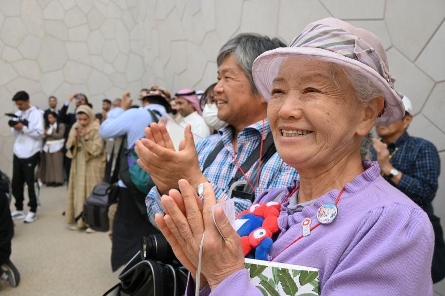 　サウジアラビアパビリオンで民族ダンスを楽しむ「万博おばあちゃん」