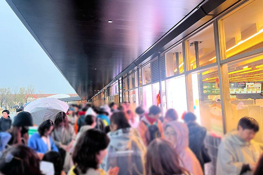 　『大阪・関西万博』会場より、「セブン‐イレブン西ゲート店」（４月１３日・大阪市内）