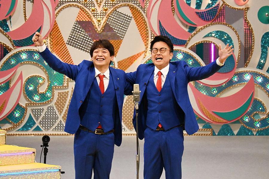 　「上方漫才大賞」を受賞した銀シャリ（左から鰻和弘、橋本直）（４月１２日・大阪市内）