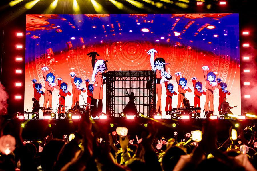 　『Ａｄｏ ＯＰＥＮＩＮＧ ＳＰＥＣＩＡＬ ＬＩＶＥ』の終盤、『唄』をパフォーマンス（４月１３日）Ｐｈｏｔｏ ｂｙ Ｖｉｏｌａ Ｋａｍ（Ｖ'ｚ Ｔｗｉｎｋｌｅ Ｐｈｏｔｏｇｒａｐｈｙ）