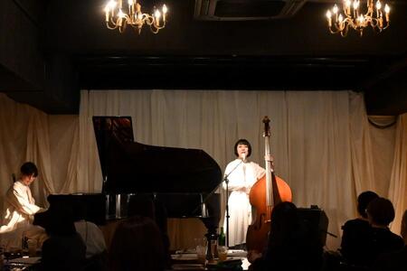 オープニングパーティーでは、ピアニストで作曲家の壷阪健登とベーシストでボーカリストの石川紅奈のジャズユニット「soraya」が登場。しっとりとしたなかに、しっかりと芯を感じるライブを展開（撮影4月4日：KOBE QUILT）