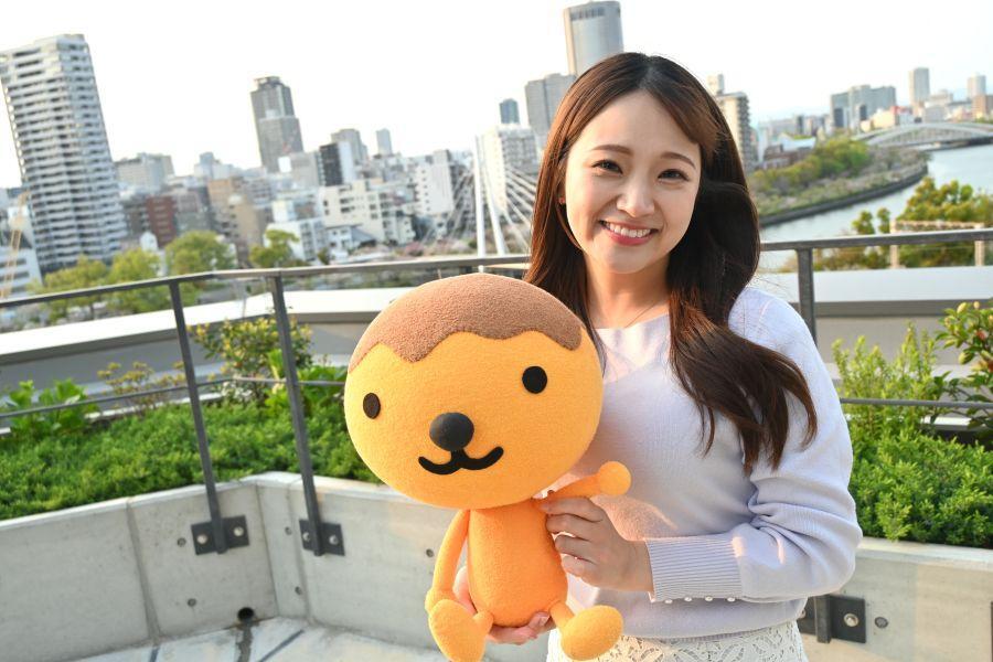 たこるくんと上原美穂アナウンサー（撮影4月16日：テレビ大阪本社）