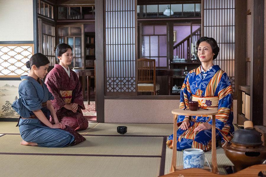 『あんぱん』第15回より。柳井家で抹茶を振る舞う嵩の母・登美子。写真左から、女中・宇戸しん（瞳水ひまり）、嵩の伯母・千代子（戸田菜穂）、母・登美子（松嶋菜々子）（C）NHK