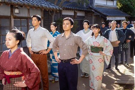 『あんぱん』第１６回の場面より。嵩（写真中央、北村匠海）（Ｃ）ＮＨＫ