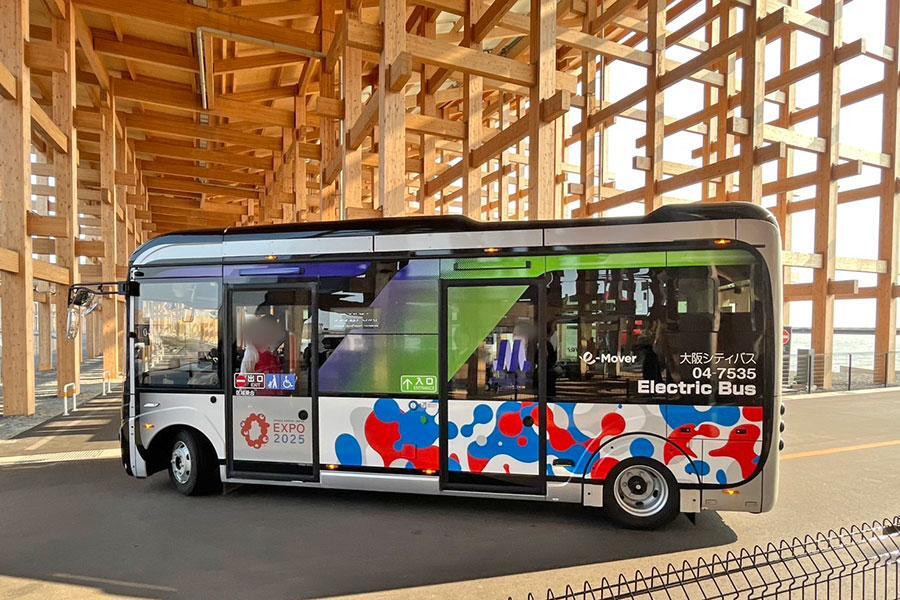 　『大阪・関西万博』の象徴「大屋根リング」の真下を走る会場内バス｢ｅ Ｍｏｖｅｒ｣（４月１６日・大阪市此花区）