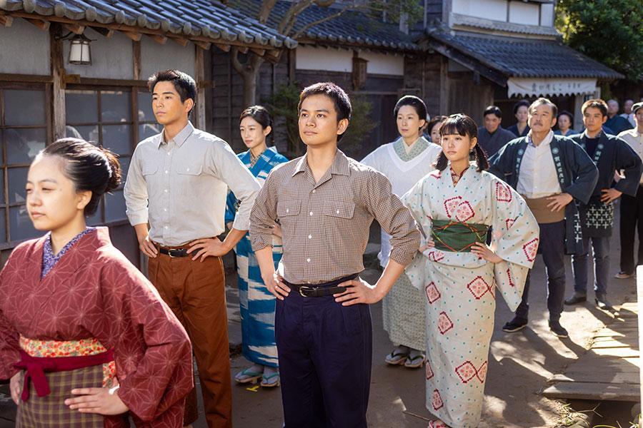 『あんぱん』第１６回の場面より。嵩（写真中央、北村匠海）（Ｃ）ＮＨＫ