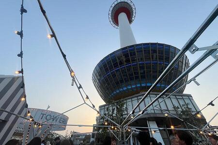 　｢ＴＯＷＥＲＬＡＮＤ」より、京都タワー展望室の真下という開放的な空間が魅力