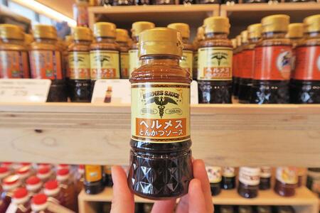 　地元商店など、取扱が限られる「関西地ソース」たち（４月９日撮影）