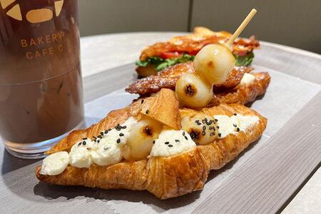 　手前から「みたらし団子クロワッサン」「ハニークロワッサン 生クリーム」「ＢＬＴクロワッサン」（８６９円）