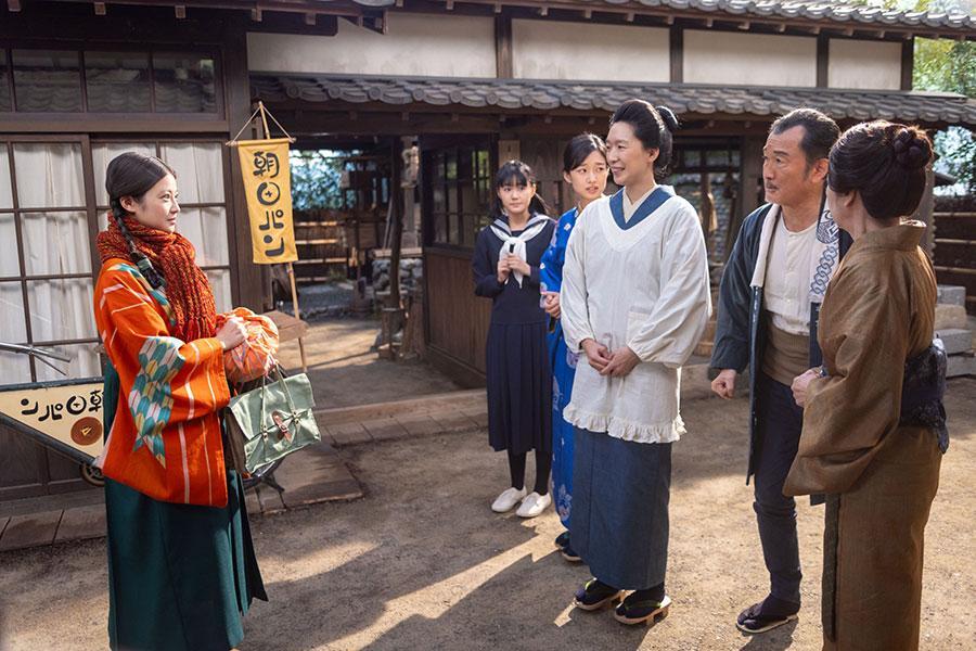 　『あんぱん』第１８回より。受験の朝、家族に見送られるのぶ（写真左、今田美桜）（Ｃ）ＮＨＫ