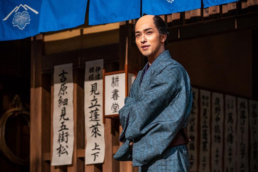 　『べらぼう～蔦重栄華乃夢噺～』第１６回より。「耕書堂」の店先で呼び込みをする重三郎（横浜流星）（Ｃ）ＮＨＫ