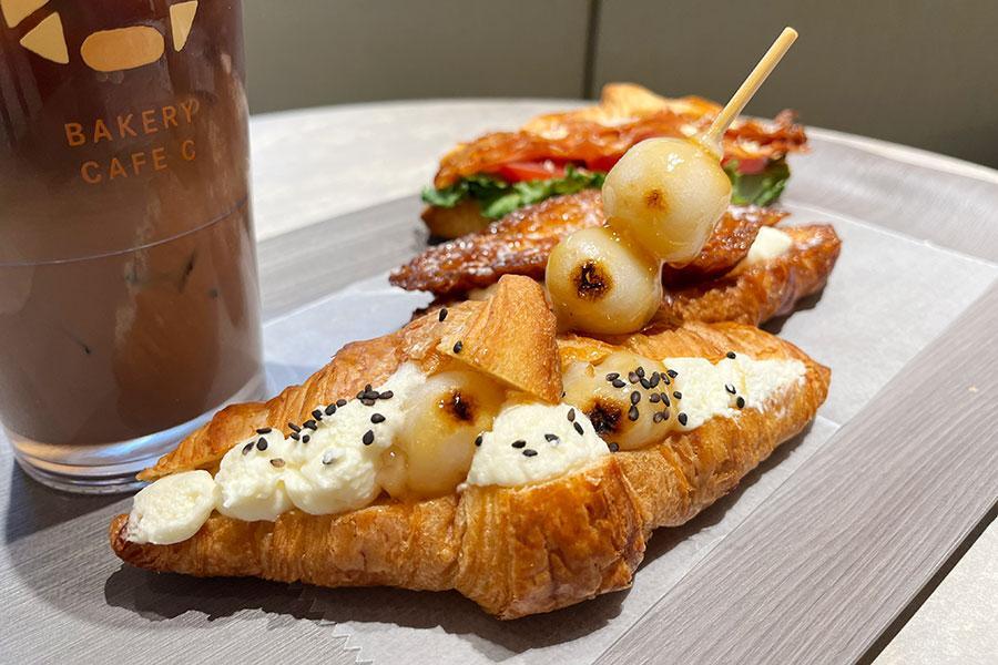 　手前から「みたらし団子クロワッサン」「ハニークロワッサン 生クリーム」「ＢＬＴクロワッサン」（８６９円）
