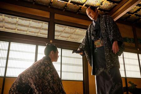 『べらぼう～蔦重栄華乃夢噺～』第１６回より。平賀源内（写真左、安田顕）に礼金を差し出す老中・田沼意次（写真右、渡辺謙）（Ｃ）ＮＨＫ