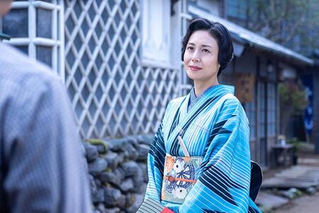 『あんぱん』第２０回より。柳井家を出て行く嵩の母・登美子（松嶋菜々子）（Ｃ）ＮＨＫ