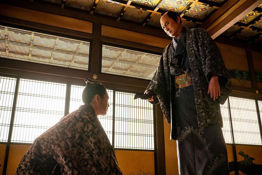 『べらぼう～蔦重栄華乃夢噺～』第１６回より。平賀源内（写真左、安田顕）に礼金を差し出す老中・田沼意次（写真右、渡辺謙）（Ｃ）ＮＨＫ